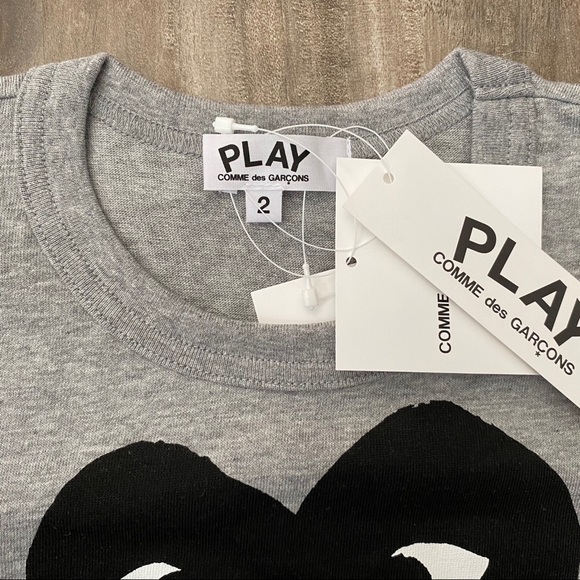 Comme des Garcons Play Kid’s Logo Tee In Grey - Picture 3 of 4